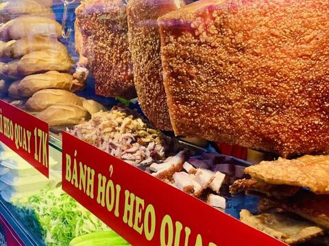 TP. Hồ Chí Minh: Cá lóc nướng, vịt quay, heo quay hút khách ngày vía Thần Tài