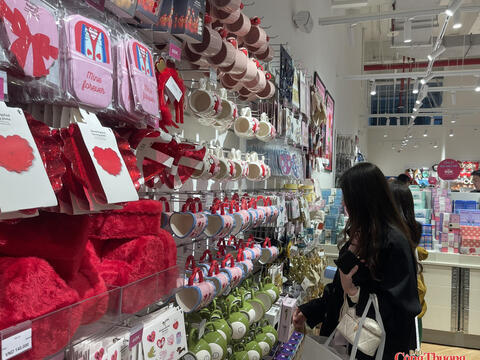 Thị trường hoa tươi, quà tặng ‘tăng nhiệt’ ngày Quốc tế Phụ nữ 8/3