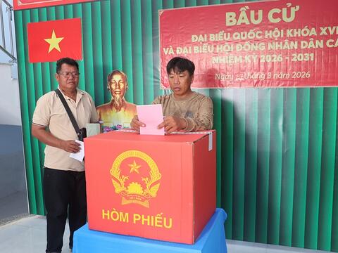 Cử tri khu vực miền núi, biên giới, hải đảo nô nức đi bầu cử sớm