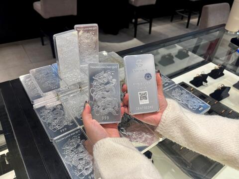 Giá bạc ngày 16/3: Giá bạc giảm về sát mốc 83 triệu đồng/kg