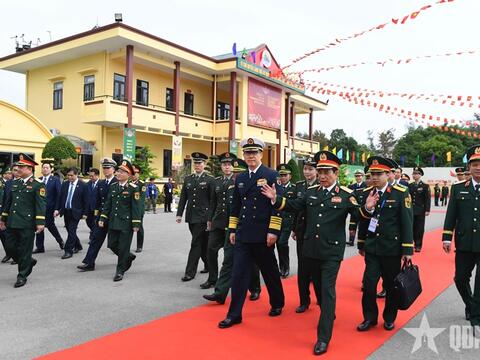Bộ trưởng Bộ Quốc phòng Việt Nam và Trung Quốc thăm Đồn Biên phòng Trà Cổ