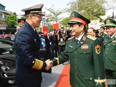 Đại tướng Phan Văn Giang và Thượng tướng Đổng Quân thăm Trường Trung học phổ thông Trần Phú