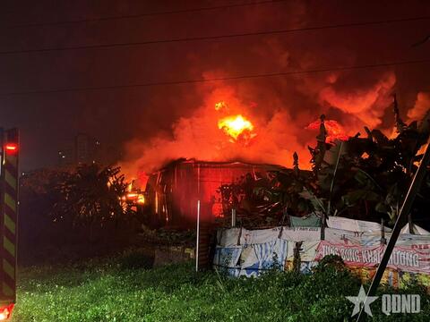 Hà Nội: Cháy xưởng gỗ trong đêm, đang xác định thiệt hại