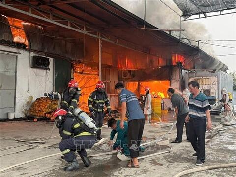 Dập tắt đám cháy tại xưởng sản xuất bánh kẹo (xã Hương Sơn, Hà Nội)