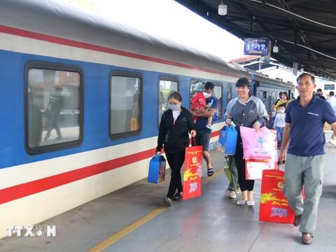 Bộ Nội vụ: Không có chủ trương hoán đổi ngày nghỉ dịp Giỗ Tổ, 30-4 và 1-5