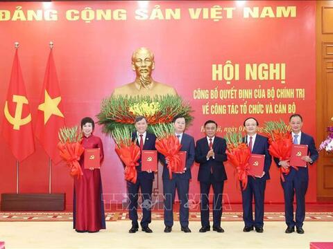 Bộ Chính trị  phân công,  bổ nhiệm cán bộ; phê chuẩn bầu Chủ tịch các địa phương