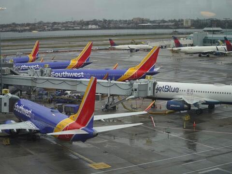 Giá dầu giảm, ngành hàng không toàn cầu vẫn chưa hết khó khăn