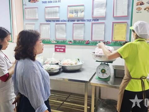 Từ vụ việc 300 tấn thịt lợn bẩn vào bếp ăn trường học ở Hà Nội: Phải lấp khoảng trống giám sát