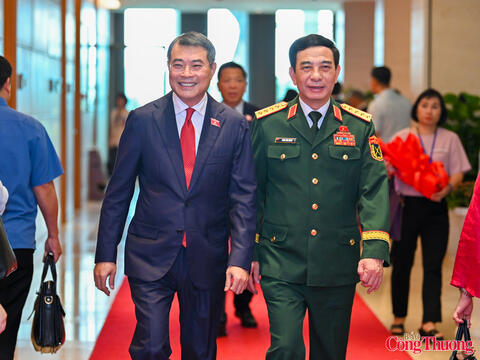 Sôi nổi bên hành lang nghị trường Kỳ họp thứ nhất, Quốc hội khóa XVI