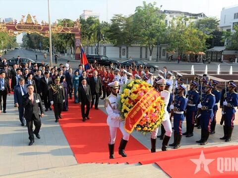 Thường trực Ban Bí thư Trần Cẩm Tú đặt vòng hoa tại các đài tưởng niệm ở Campuchia