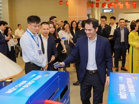 VNPT Money và Hà Nội Metro ra mắt “Tiện ích Metro” đi tàu điện không tiền mặt