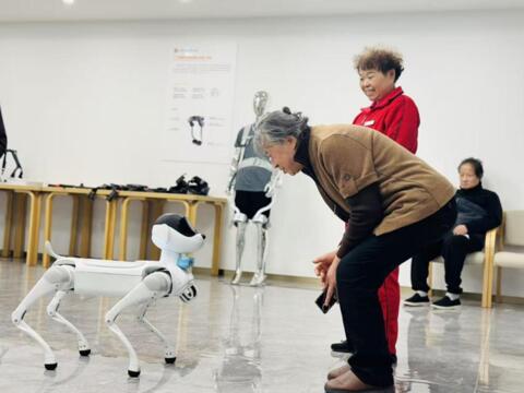Xu hướng sử dụng robot chăm sóc người cao tuổi ở Trung Quốc
