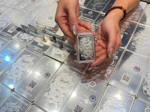 Ngày 13/4: Giá bạc giảm nhẹ, bạc Phú Quý giao dịch gần 77 triệu đồng/kg