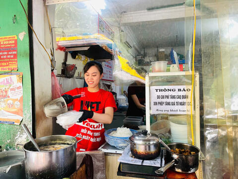 Quán ăn 'gồng mình' trước áp lực chi phí đầu vào tăng mạnh