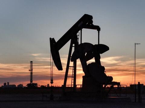 Giá xăng dầu hôm nay (20-4): Giá dầu thế giới giảm sâu