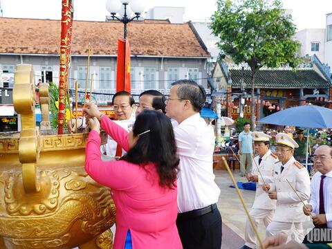 Lãnh đạo TP Cần Thơ dâng hương tưởng niệm Chủ tịch Hồ Chí Minh