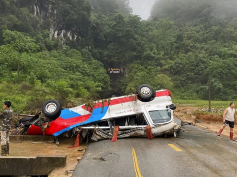 Cao Bằng: Mưa lũ khiến nhiều đường ngập nặng, xe khách bị cuốn trôi