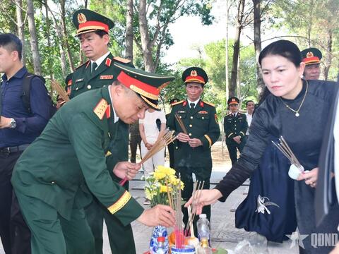 Thủ tướng Lê Minh Hưng dự Lễ truy điệu và an táng hài cốt liệt sĩ tại Quảng Trị