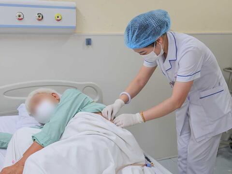 Tán sỏi thành công cho người bệnh gù vẹo cột sống nặng