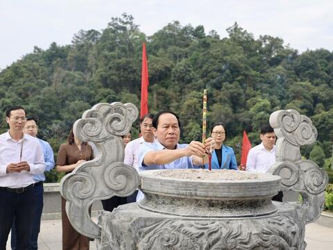 Phó Thủ tướng Lê Tiến Châu dâng hương tưởng nhớ Chủ tịch Hồ Chí Minh