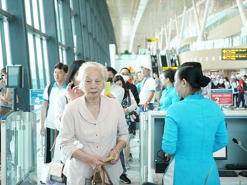 Vietnam Airlines giảm 15% giá vé cho hành khách từ 60 tuổi trở lên