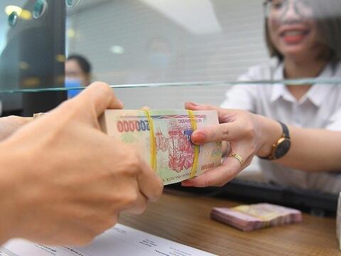 Bất chấp lãi suất hạ nhiệt, tiền gửi dân cư vẫn chảy mạnh vào ngân hàng