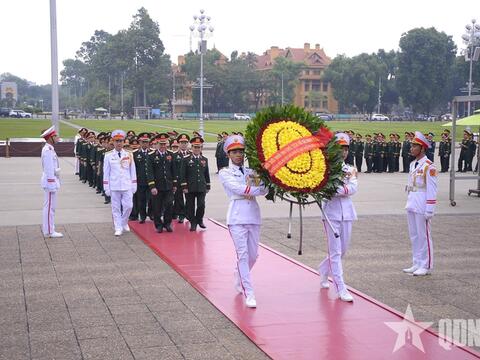 Đoàn đại biểu dự Đại hội đại biểu toàn quốc Hội Cựu chiến binh Việt Nam lần thứ VIII vào Lăng viếng Chủ tịch Hồ Chí Minh