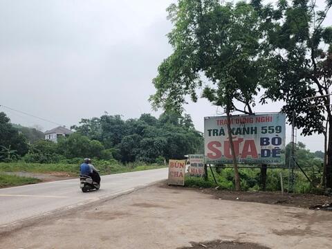 Tháo dỡ biển quảng cáo trái phép, giải tỏa chợ tự phát trên tuyến đường Hồ Chí Minh
