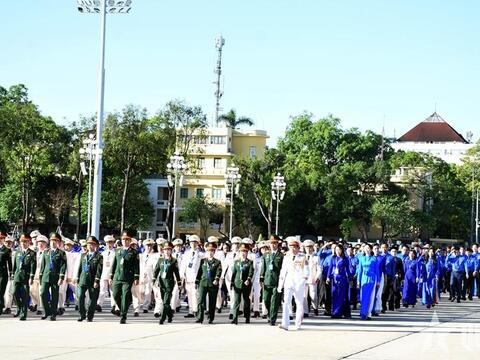 Đoàn đại biểu dự Đại hội đại biểu toàn quốc Đoàn TNCS Hồ Chí Minh lần thứ XIII báo công dâng Bác