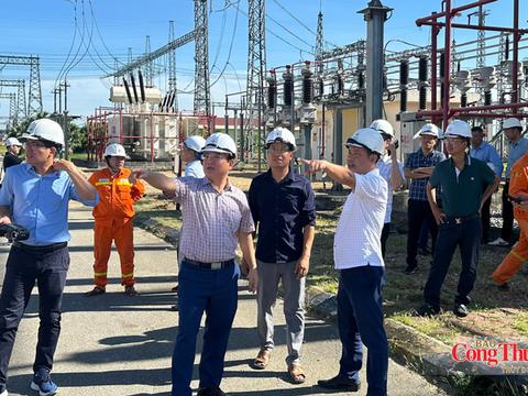 Giữ dòng điện mùa nắng nóng: Người truyền tải điện bám lưới 24/24 giờ