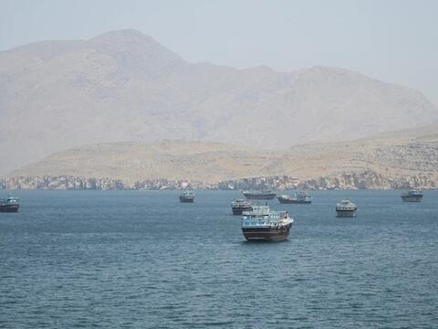 Oman và Iran lần đầu họp bàn về quản lý eo biển Hormuz