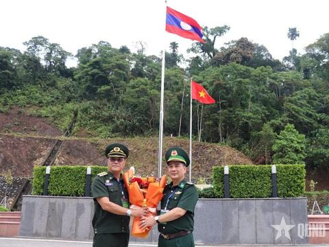Nhiều hoạt động ý nghĩa trong chương trình giao lưu sĩ quan trẻ biên giới Việt Nam - Lào