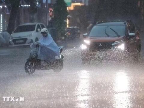 Hà Nội đón mưa dông, cảnh báo lốc, sét, mưa đá
