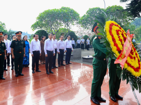 Thủ tướng dâng hương tưởng niệm các Anh hùng liệt sĩ và tặng quà gia đình có công với cách mạng tại Lào Cai