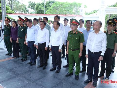 Thường trực Ban Bí thư Trần Cẩm Tú dâng hương tưởng niệm Anh hùng liệt sĩ tại Ngã ba Đồng Lộc