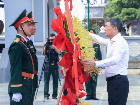 Thủ tướng dâng hương tưởng niệm các Anh hùng liệt sĩ và tặng quà người có công tại Lạng Sơn