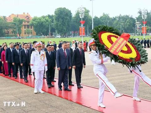 Ban Chấp hành Trung ương Đảng vào Lăng viếng Chủ tịch Hồ Chí Minh