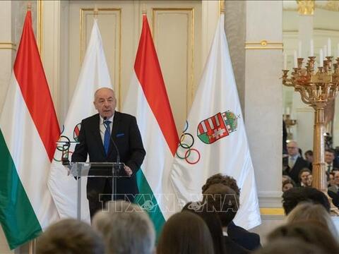 Tổng thống Hungary ký ban hành sửa đổi hiến pháp chấm dứt nhiệm kỳ