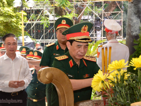 Đại tướng Phan Văn Giang dâng hương tưởng niệm các Anh hùng liệt sĩ tại Công viên Lê Thị Riêng