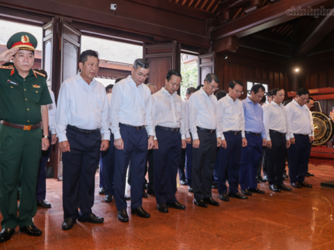 Thủ tướng Lê Minh Hưng tưởng niệm Chủ tịch Hồ Chí Minh, Đại tướng Võ Nguyên Giáp và các Anh hùng liệt sĩ tại Điện Biên Phủ