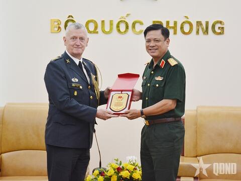 Thượng tướng Nguyễn Trường Thắng tiếp các Tùy viên Quốc phòng cũ và mới của Thụy Điển