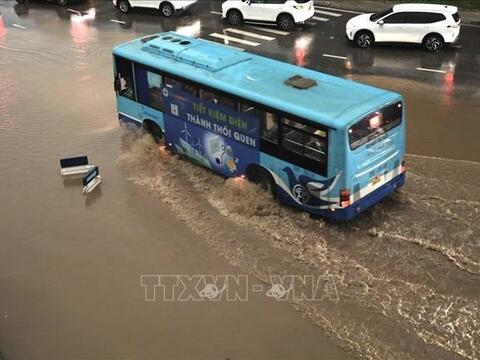 Hà Nội: Mưa lớn gây ngập úng tại một số khu vực, giao thông khó khăn