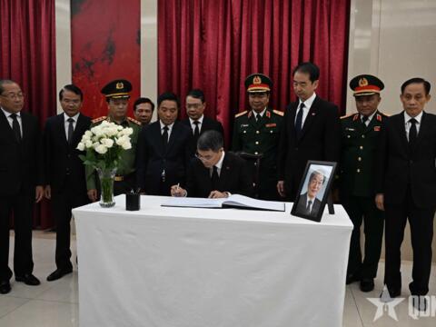 Thủ tướng Lê Minh Hưng dẫn đầu Đoàn đại biểu Đảng, Nhà nước, Mặt trận Tổ quốc Việt Nam viếng nguyên Thủ tướng Quốc vụ viện nước Cộng hòa nhân dân Trung Hoa Chu Dung Cơ