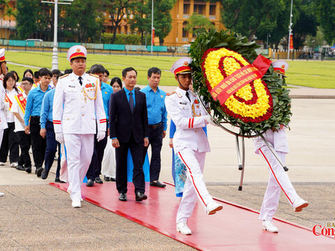 Công đoàn Công Thương báo công, dâng hoa viếng lăng Chủ tịch Hồ Chí Minh