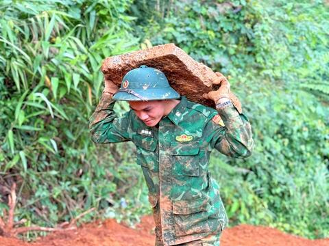 Bộ đội Biên phòng tỉnh Quảng Ngãi phối hợp khắc phục đường bị sạt lở    ​
