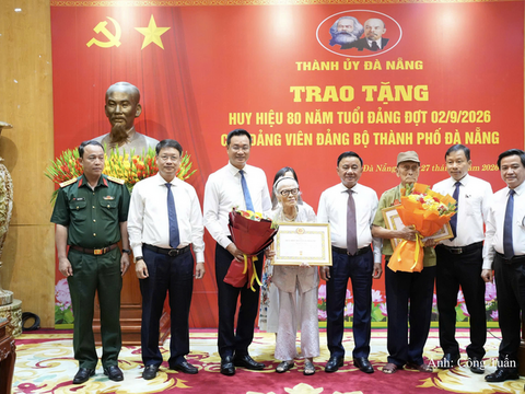 Thường trực Ban Bí thư trao Huy hiệu 80 năm tuổi Đảng cho đảng viên lão thành Đà Nẵng
