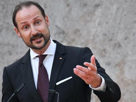 Thái tử Haakon VIII trở thành Nhà vua Na Uy