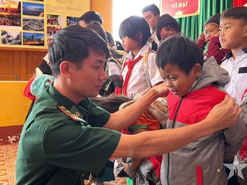 Giúp học sinh vùng cao xã Hùng Sơn vững bước tới trường