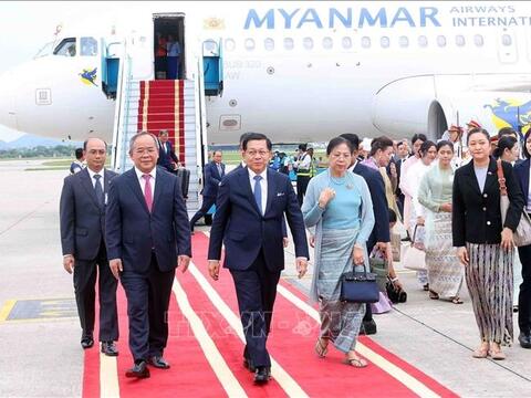 Tổng thống Myanmar và phu nhân đến Hà Nội, bắt đầu thăm chính thức Việt Nam