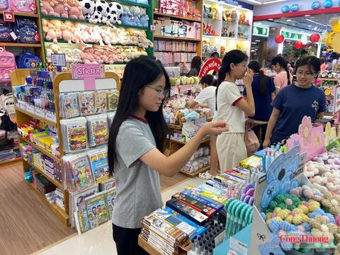 Sôi động thị trường đồ dùng học tập tại Hà Nội trước thềm năm học mới